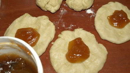 Рецепт булочек с яблочным повидлом