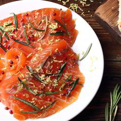 Рецепт Малосольного лосося с розовым перцем