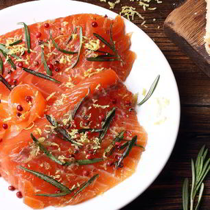Рецепт Малосольного лосося с розовым перцем