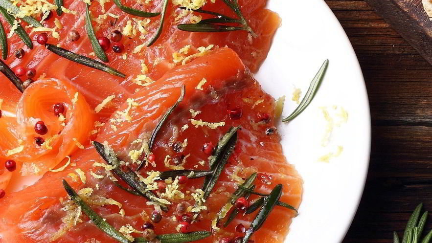 Рецепт малосольного лосося с розовым перцем