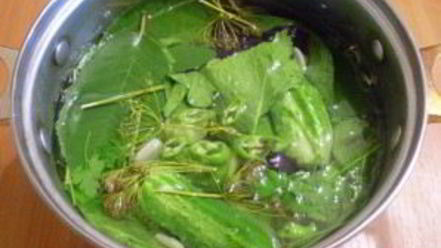 Рецепт малосольных огурчиков в кастрюле