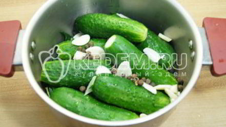 Рецепт малосольных огурцов в кастрюле