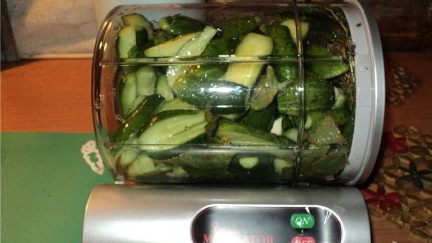 Рецепт малосольных огурцов в маринаторе