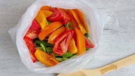 Рецепт малосольных овощей в пакете