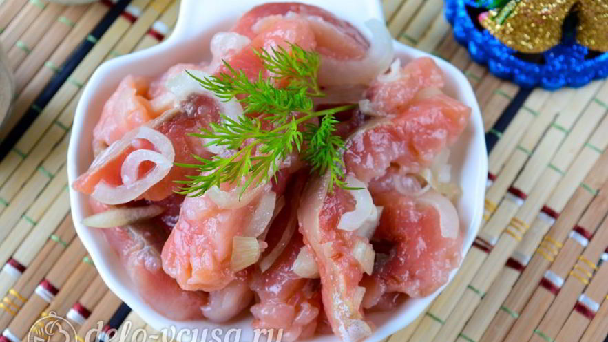 Рецепт соленой горбуши в масле с луком