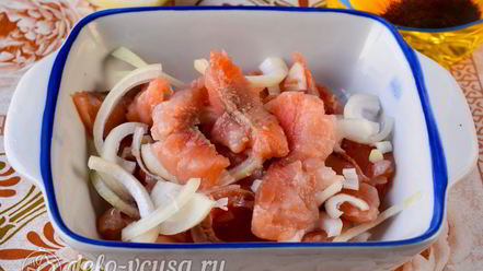 Рецепт соленой горбуши в масле с луком