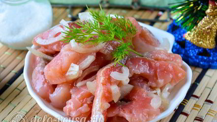 Рецепт соленой горбуши в масле с луком