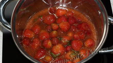 Рецепт клубничного варенья с базиликом