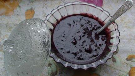 Рецепт Шоколадного сливового варенья с орехами