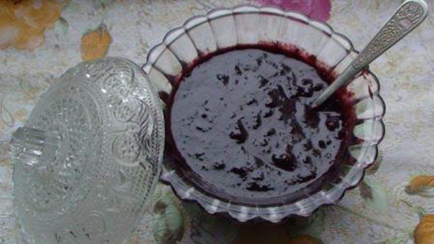 Рецепт шоколадного сливового варенья с орехами