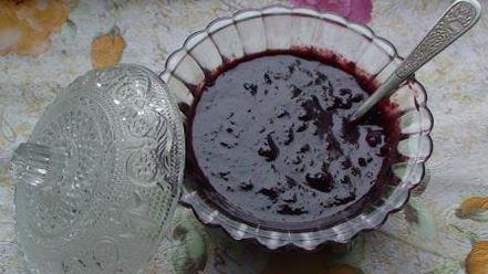 Рецепт шоколадного сливового варенья с орехами