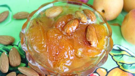 Рецепт Варенья из абрикосов без косточек с миндалем