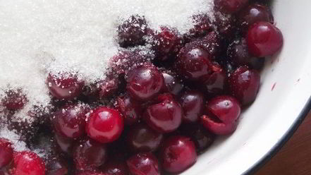 Рецепт варенья из вишни с корицей и коньяком