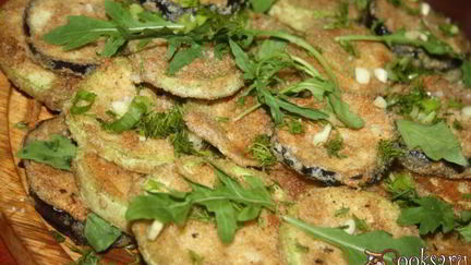 Рецепт Ассорти из кабачков и баклажанов в цельнозерновой муке с чесноком и рукколой