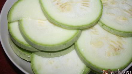 Рецепт ассорти из кабачков и баклажанов в цельнозерновой муке с чесноком и рукколой