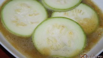 Рецепт ассорти из кабачков и баклажанов в цельнозерновой муке с чесноком и рукколой