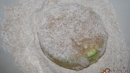 Рецепт ассорти из кабачков и баклажанов в цельнозерновой муке с чесноком и рукколой