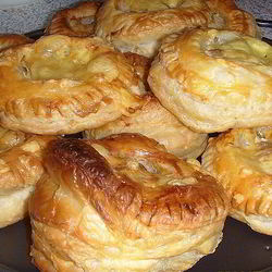 Рецепт Беляшей из слоеного теста