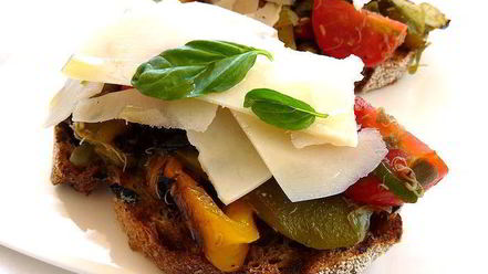 Рецепт брускетты с жареным перцем