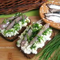 Брускетта Гуакамоле с килькой на бородинском хлебе