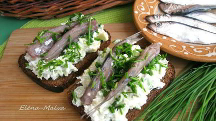 Рецепт Брускетты Гуакамоле с килькой на бородинском хлебе