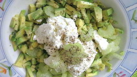 Рецепт брускетты гуакамоле с килькой на бородинском хлебе