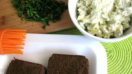 Рецепт брускетты гуакамоле с килькой на бородинском хлебе