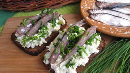 Рецепт брускетты гуакамоле с килькой на бородинском хлебе