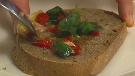 Рецепт брускетты из цукини со шпинатом