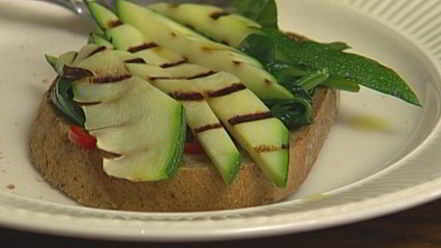 Рецепт брускетты из цукини со шпинатом
