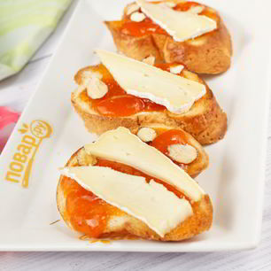 Рецепт Брускетты с абрикосом, миндалем и сыром