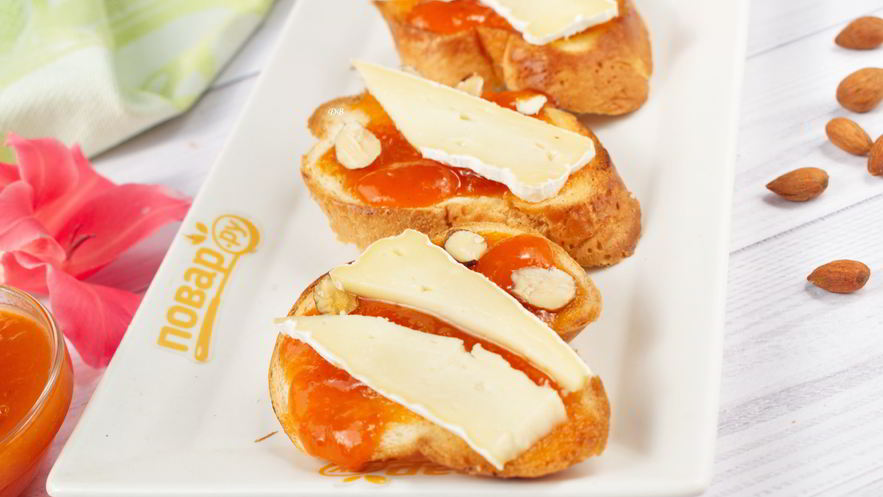 Рецепт брускетты с абрикосом, миндалем и сыром