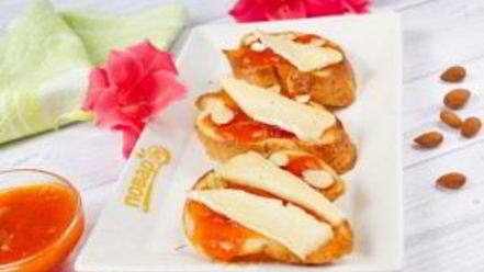 Рецепт брускетты с абрикосом, миндалем и сыром