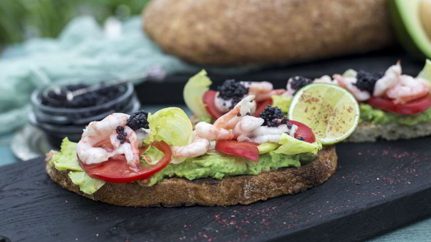 Рецепт брускетты с авокадо и сладкой креветкой