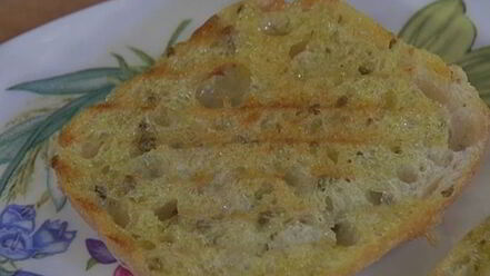 Рецепт брускетты с белыми грибами, чили и розмарином