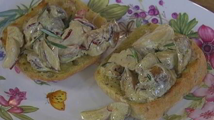 Рецепт брускетты с белыми грибами, чили и розмарином