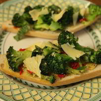Брускетта с брокколи, чили и чесноком