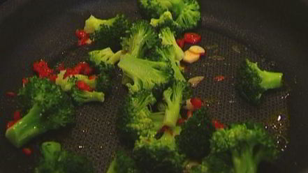 Рецепт брускетты с брокколи, чили и чесноком