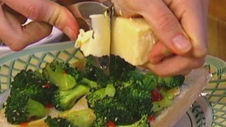 Рецепт брускетты с брокколи, чили и чесноком