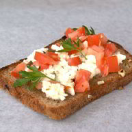 Рецепт Брускетты с черным хлебом и песто