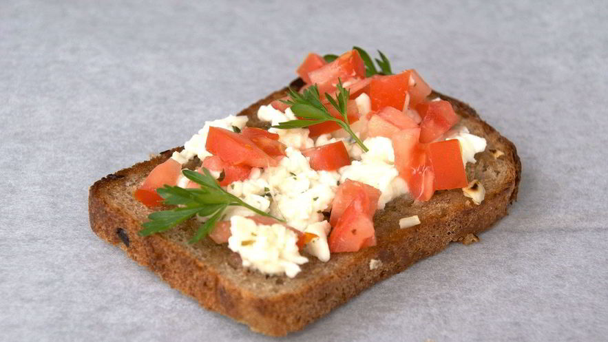 Рецепт брускетты с черным хлебом и песто