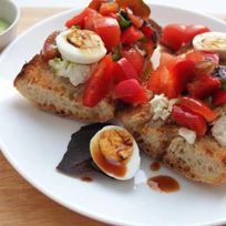 Брускетта с домашним соусом песто