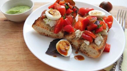 Рецепт Брускетты с домашним соусом песто