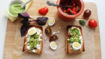 Рецепт брускетты с домашним соусом песто