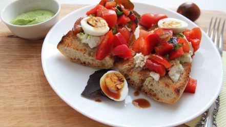 Рецепт брускетты с домашним соусом песто