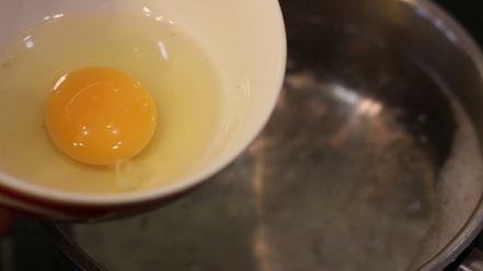 Рецепт брускетты с фасолью и яйцом пашот