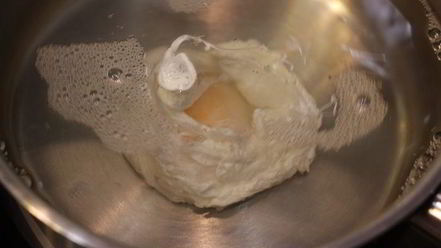 Рецепт брускетты с фасолью и яйцом пашот