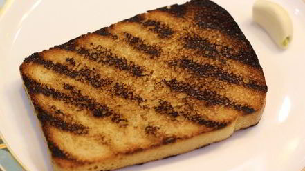 Рецепт брускетты с фасолью и яйцом пашот