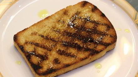 Рецепт брускетты с фасолью и яйцом пашот