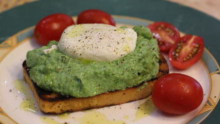 Рецепт брускетты с фасолью и яйцом пашот